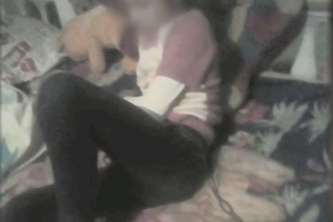 Nhận được tin báo về đứa trẻ ăn xin, nhân viên công tác xã hội đến tận nhà và chứng kiến cảnh tượng gây ám ảnh-1