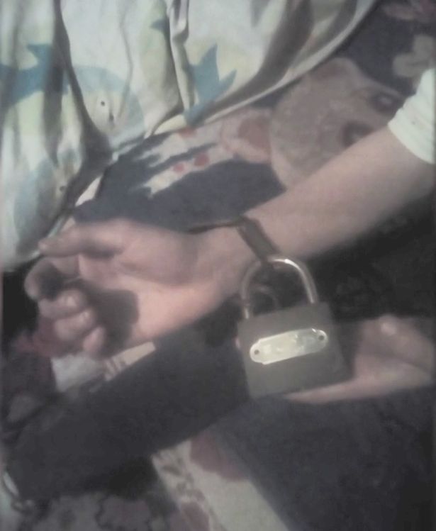 Nhận được tin báo về đứa trẻ ăn xin, nhân viên công tác xã hội đến tận nhà và chứng kiến cảnh tượng gây ám ảnh-2