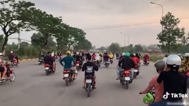Sau 3 ngày nới lỏng cách ly: Nhóm nam thanh nữ tú lái xe máy dàn hàng ngang kín đường lớn, đánh võng, lạng lách và quên đội mũ bảo hiểm-1