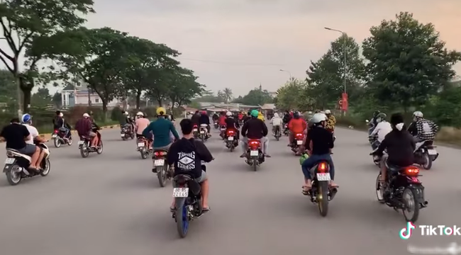 Sau 3 ngày nới lỏng cách ly: Nhóm nam thanh nữ tú lái xe máy dàn hàng ngang kín đường lớn, đánh võng, lạng lách và quên đội mũ bảo hiểm-2