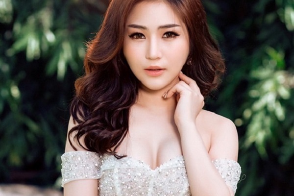 Phản ứng của Hương Tràm sau khi bị nhắc nhở chuyện ăn mặc phản cảm đi chùa-3