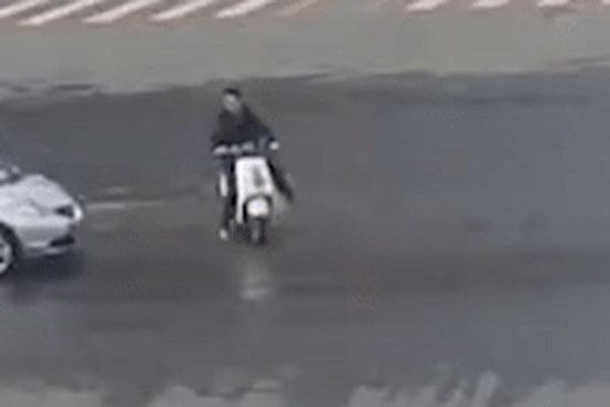 Người đàn ông rẽ sang đường bị ôtô đâm văng lên cao