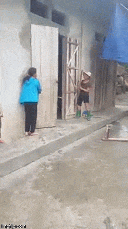 Người đàn ông cầm ghế phang cụ bà nằm bất động gây phẫn nộ, thái độ của thanh niên quay clip còn kinh ngạc hơn-1