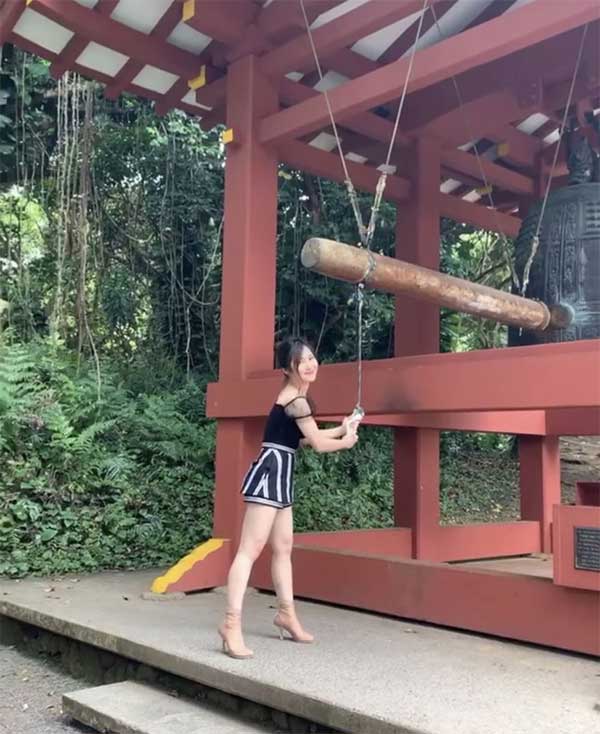 Phản ứng của Hương Tràm sau khi bị nhắc nhở chuyện ăn mặc phản cảm đi chùa-1