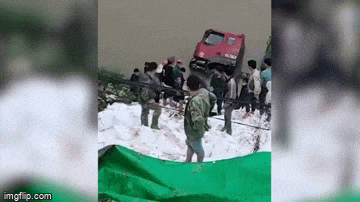 Xe chở gạo lật nghiêng rơi xuống sông, hình ảnh tài xế thất thần ngồi co ro trên bờ gây chú ý-2