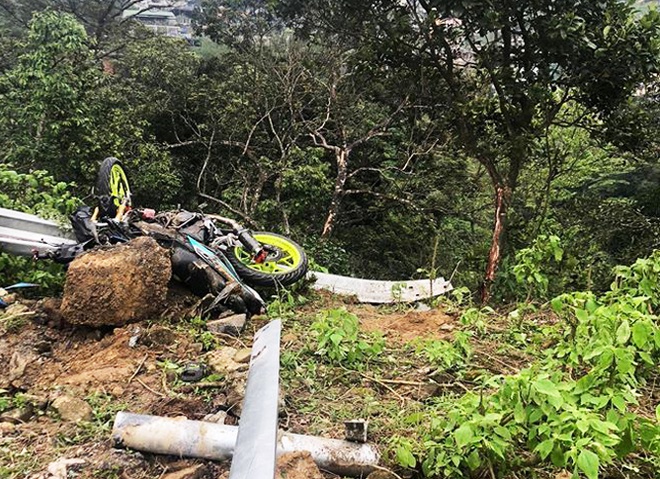 Ô tô lao xuống vực sau tai nạn ở Tam Đảo, 4 người chết-1