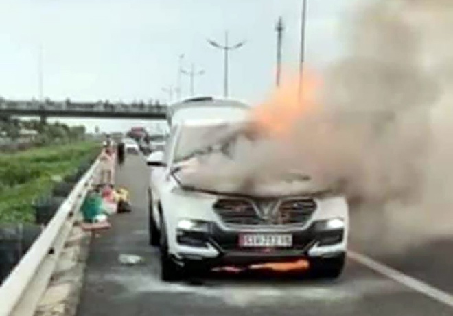 Cháy ôtô 7 chỗ trên cao tốc Trung Lương, giao thông ùn tắc 3 km-1