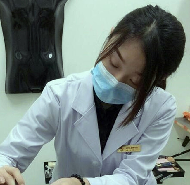 Cô nàng 20 tuổi gây bão mạng vì chia sẻ về công việc trang điểm tử thi” và mức thu nhập khủng đằng sau-4