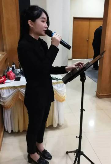 Cô nàng 20 tuổi gây bão mạng vì chia sẻ về công việc trang điểm tử thi” và mức thu nhập khủng đằng sau-5