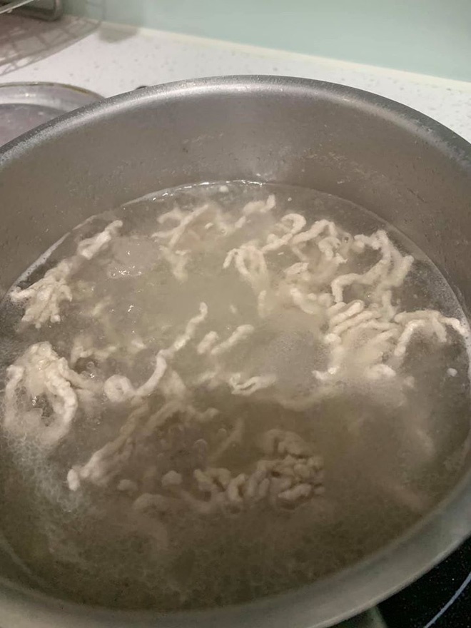 Mẹ nấu mì nhưng con nhất quyết không ăn, nguyên nhân bởi những con sâu bé thấy trong bát-2