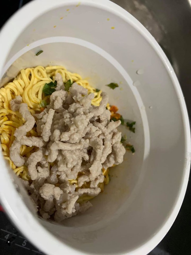 Mẹ nấu mì nhưng con nhất quyết không ăn, nguyên nhân bởi những con sâu bé thấy trong bát-3