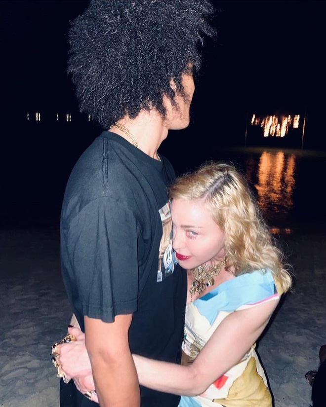 Nhan sắc Madonna ở tuổi 62 và chuyện tình với phi công kém 36 tuổi-2