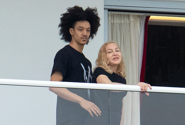 Nhan sắc Madonna ở tuổi 62 và chuyện tình với phi công kém 36 tuổi-6