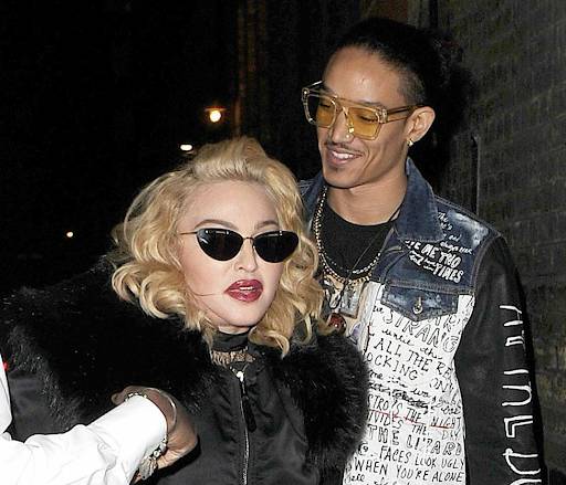 Nhan sắc Madonna ở tuổi 62 và chuyện tình với phi công kém 36 tuổi-7