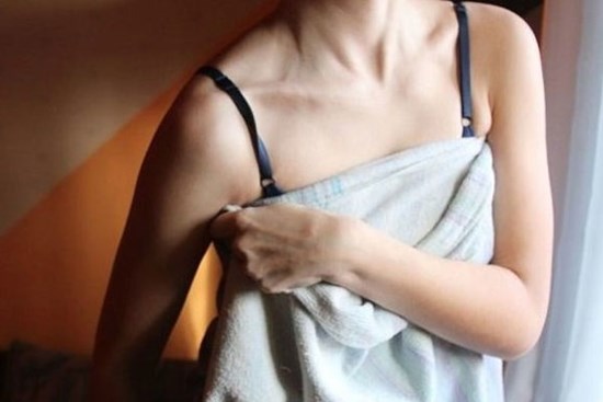 Vô tư cho bạn gái ngủ lại nhà, tôi thẫn thờ nhìn việc cô ấy lén lút làm giữa đêm