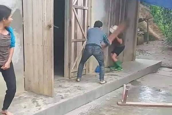 Trần tình gây bức xúc của người em quay clip cổ vũ” anh trai vác ghế đánh mẹ già-2