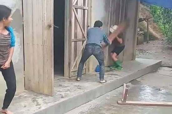 Điều tra vụ mẹ già bị con trai hành hung dã man, đứa còn lại đứng quay clip