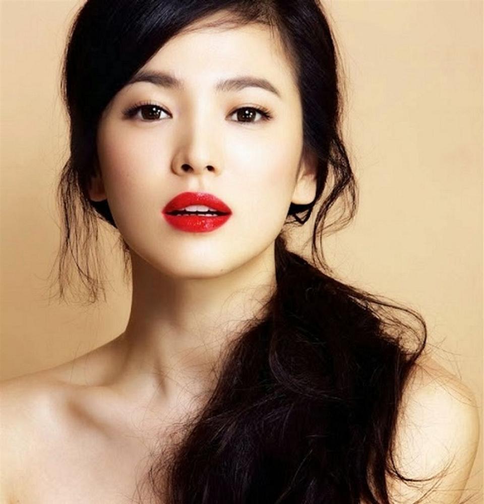 Nhan sắc của Song Hye Kyo chưa bao giờ toang đến thế, makeup đậm như sắp đi đóng phim kinh dị đến nơi-6