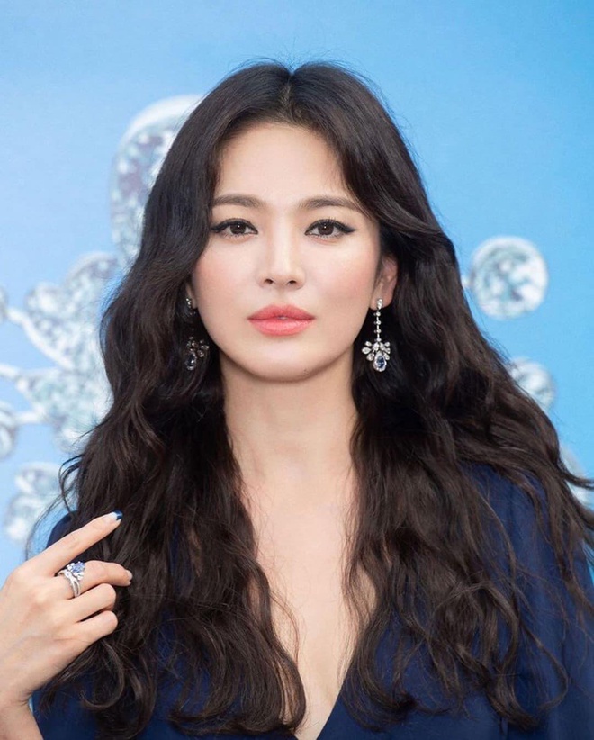 Nhan sắc của Song Hye Kyo chưa bao giờ toang đến thế, makeup đậm như sắp đi đóng phim kinh dị đến nơi-4
