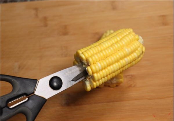 Tách ngô dùng cách này&nbsp;sau vài giây được cả đống hạt vẫn lành nguyên-3