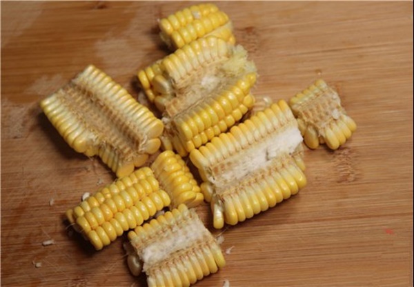 Tách ngô dùng cách này sau vài giây được cả đống hạt vẫn lành nguyên-4