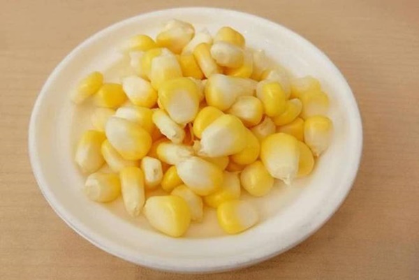 Tách ngô dùng cách này sau vài giây được cả đống hạt vẫn lành nguyên-6