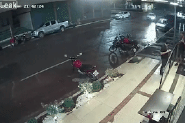 Ôtô lao nhanh trên đường đâm nhiều xe máy