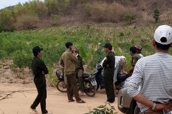 Kinh hoàng xe ô tô tông vào bé gái đi xe đạp điện rồi kéo lê tóe lửa dưới gầm-3