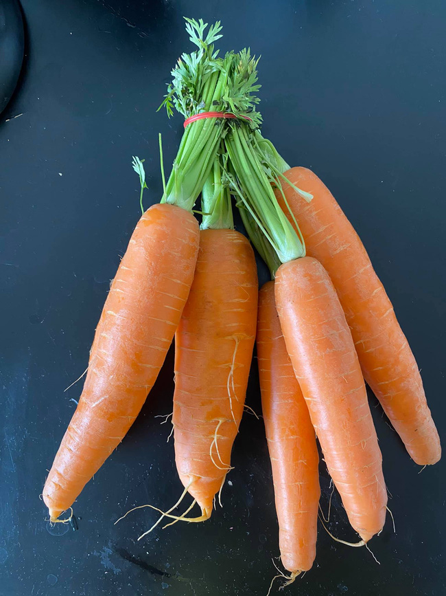 Chồng vào bếp chưa bao giờ hết bi hài, vợ dặn luộc cà rốt lại làm món rau quen mà lạ ai nhìn cũng ngẩn tò te-1