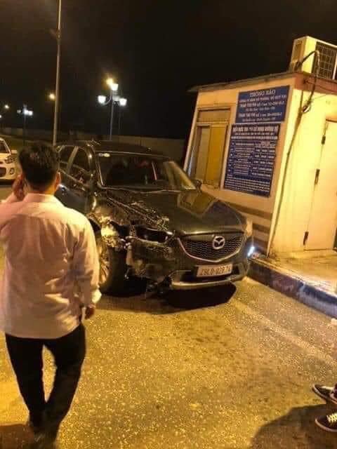 Kinh hoàng xe ô tô tông vào bé gái đi xe đạp điện rồi kéo lê tóe lửa dưới gầm-1