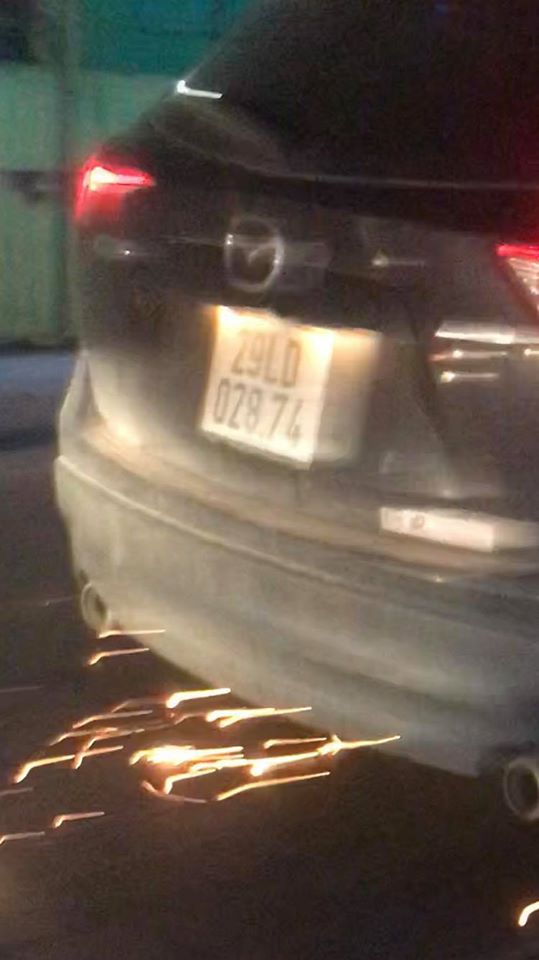 Kinh hoàng xe ô tô tông vào bé gái đi xe đạp điện rồi kéo lê tóe lửa dưới gầm-2