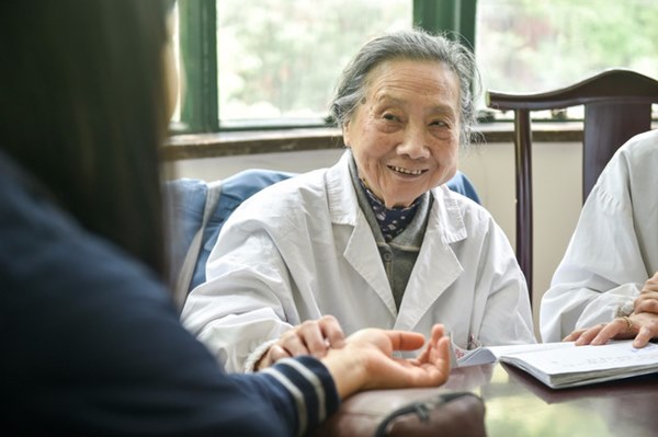 99 tuổi vẫn nhanh nhẹn, khỏe khoắn để khám bệnh, hát karaoke: Bác sĩ Trung Quốc tiết lộ bí quyết đến từ 2 món KHÔNG ăn, 4 việc MIỄN PHÍ cần làm-1