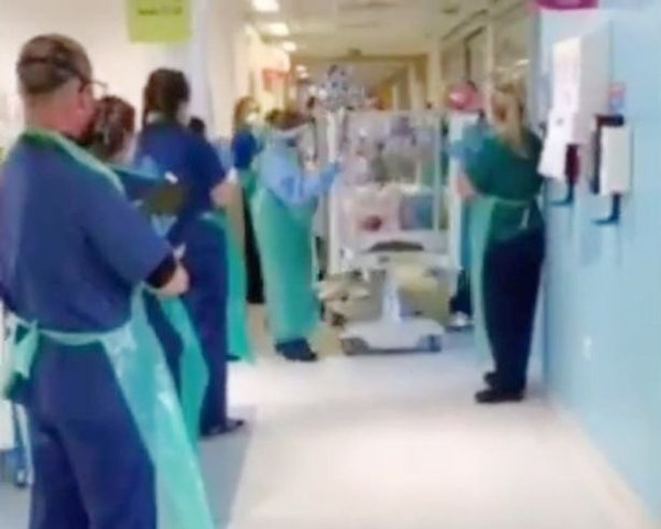 Dù đang mắc bệnh tim nhưng bé gái 6 tháng tuổi vẫn đánh bại” virus SARS-CoV-2 trong niềm hạnh phúc tột độ của nhiều người-3