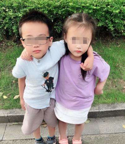 Ngủ chung giường với chị gái 11 năm, bé trai nói 1 câu khiến mẹ hoảng sợ-2