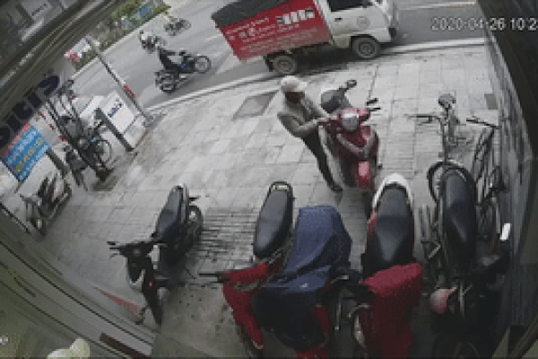 Pha trộm chim oái oăm: Kẻ xấu đứng loay hoay giật lồng, chủ nhà ngồi cách một mét không phản ứng-1