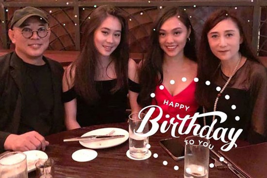 Lý Liên Kiệt khoe hình ảnh hiếm hoi chụp cùng bà xã hoa hậu nhưng hai con gái chiếm hết