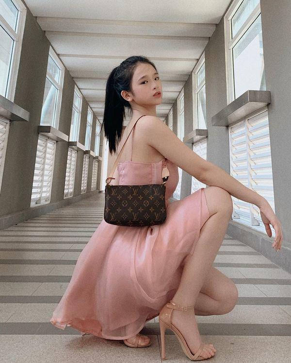 Diện chiếc túi y chang Nữ hoàng hàng hiệu, nhưng sao trông Linh Ka cứ sai sai-2