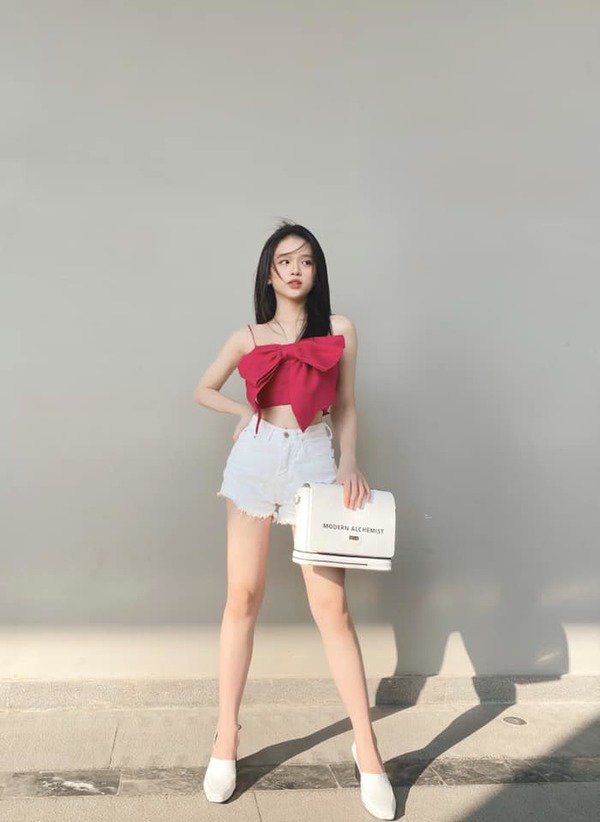 Diện chiếc túi y chang Nữ hoàng hàng hiệu, nhưng sao trông Linh Ka cứ sai sai-3