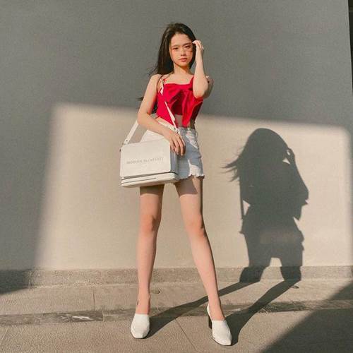 Diện chiếc túi y chang Nữ hoàng hàng hiệu, nhưng sao trông Linh Ka cứ sai sai-4