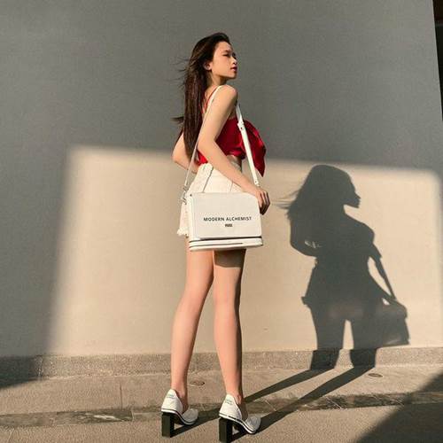 Diện chiếc túi y chang Nữ hoàng hàng hiệu, nhưng sao trông Linh Ka cứ sai sai-5