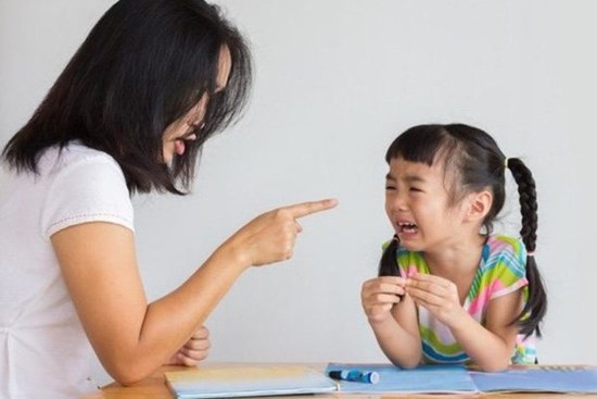 Cha mẹ thường nói “nhà mình nghèo lắm” dễ khiến con cái thất bại trong tương lai