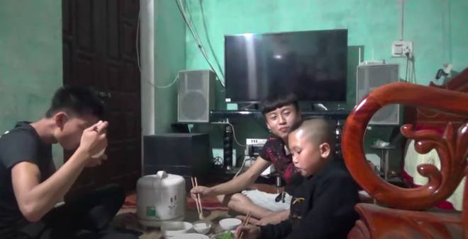 Diện mạo ban đầu và cuộc sống khó khăn của hai anh em Tam Mao trước khi nổi tiếng-6