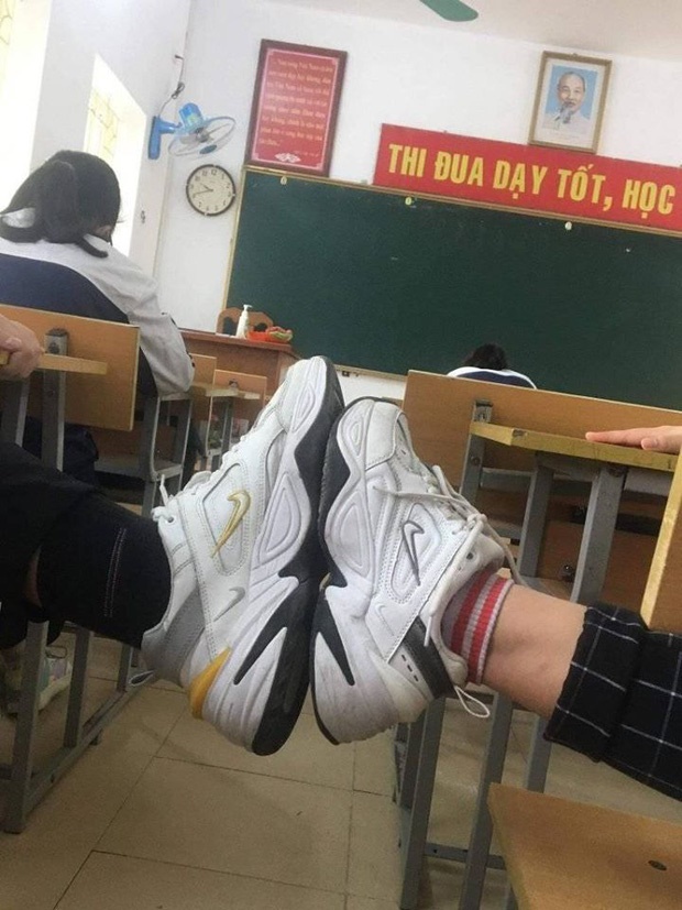 Hốt hoảng cảnh cây cỏ mọc um tùm phủ kín sân trường, chim làm tổ trên quạt treo tường vì học sinh nghỉ dịch quá lâu-5