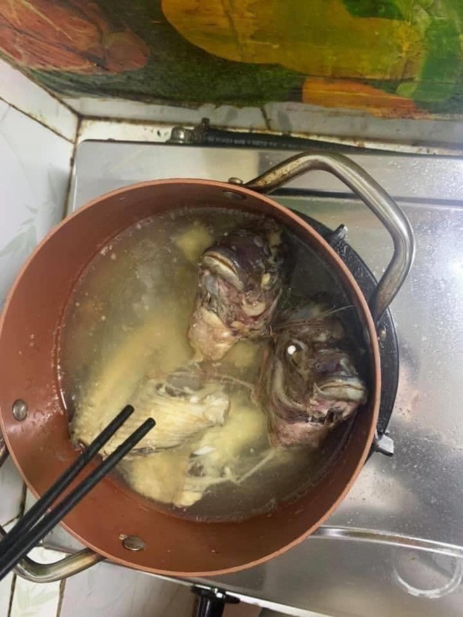 Chồng vào bếp nấu cháo gà, vợ mừng thầm cho đến khi thấy thành phẩm nằm ngửa trong nồi-4