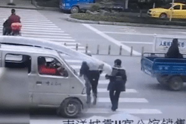 Xe bán tải chờ hàng cồng kềnh đâm ngã người bộ băng qua đường