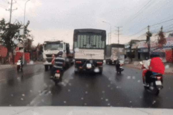 Vượt ẩu, 2 người đàn ông may mắn thoát chết thần kỳ trước đầu xe tải