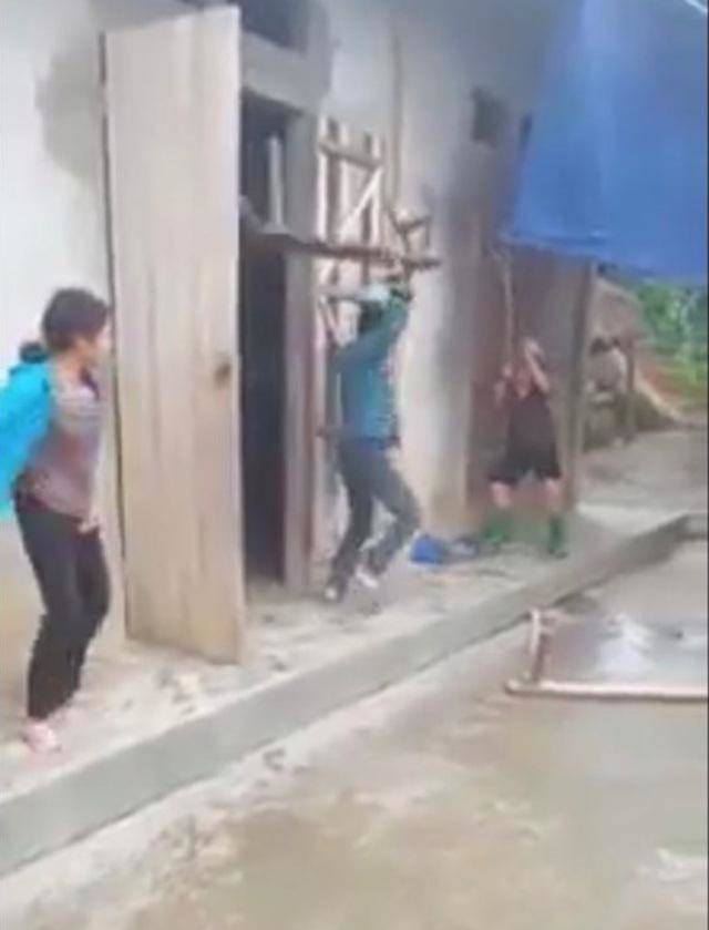 Trần tình gây bức xúc của người em quay clip cổ vũ” anh trai vác ghế đánh mẹ già-1