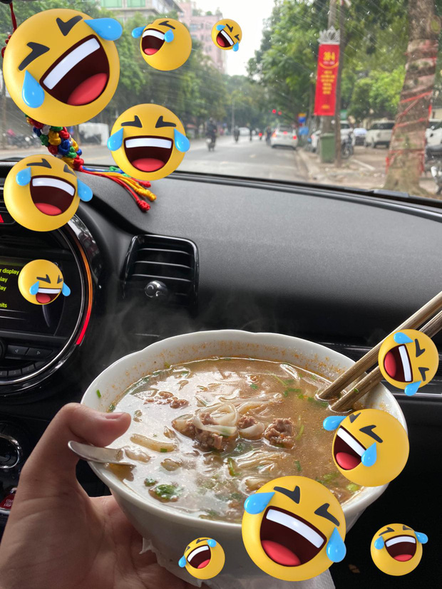 Đi ăn phở mùa Covid: gọi 2 bát rồi chui vào trong... ô tô ngồi ăn, vừa an toàn mà không phải chờ đến lượt-1