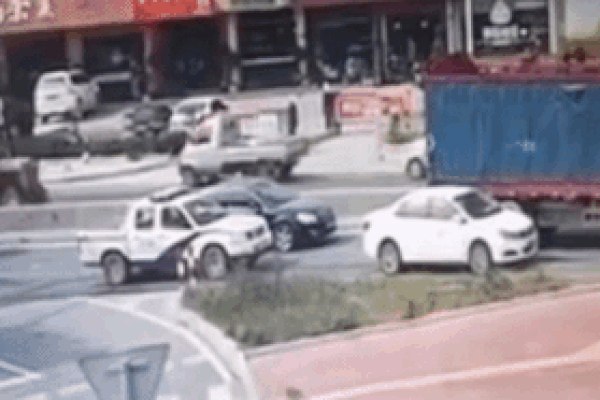 Xe tải làm rơi tảng đá đè trúng ôtô khác