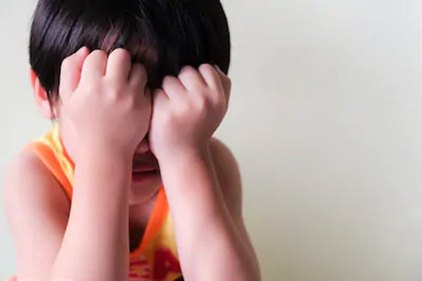 Bà ơi, tối qua mẹ bắt nạt bố…, nghe con trai tố một câu trước mặt cả nhà, mẹ trẻ chỉ muốn độn thổ vì phút bất cẩn-1